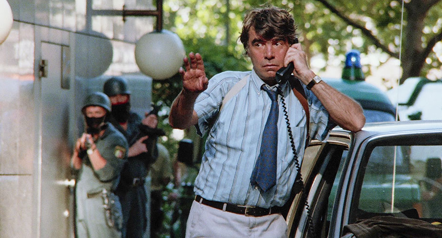 Voss directs the operation to free the hostages