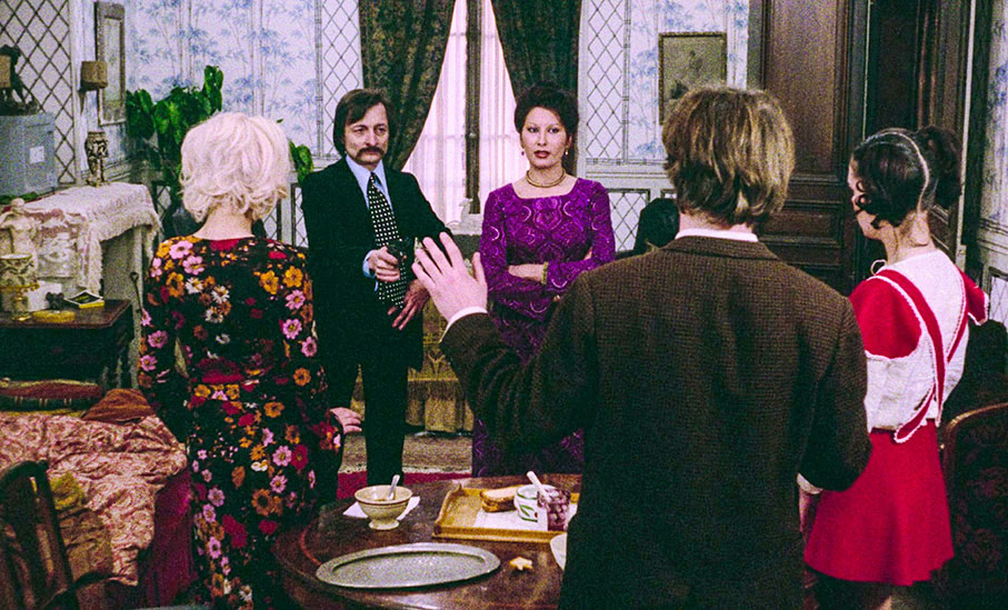 Béatrice and Fred hold Monique and Jackie hostage to convince Harry to drop his gun