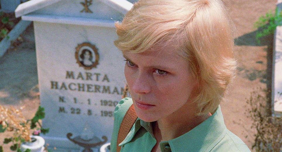 Silvia is mysteriously troubled by a visit to her mother's grave