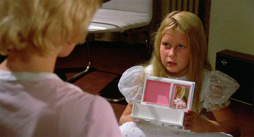 The young girl who invades Silvia's apartment shows her an object from her past