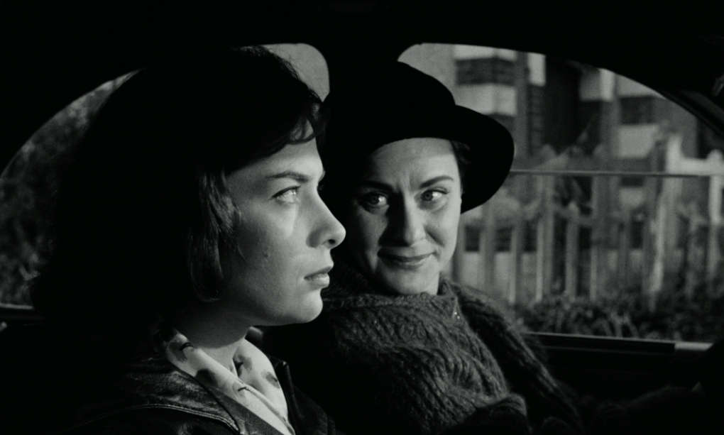 Louise drives a wary Edna to Génessier's house