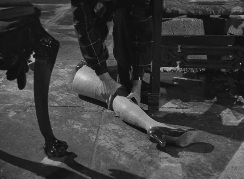 Archibaldo collects the detached leg of the symbolic mannequin