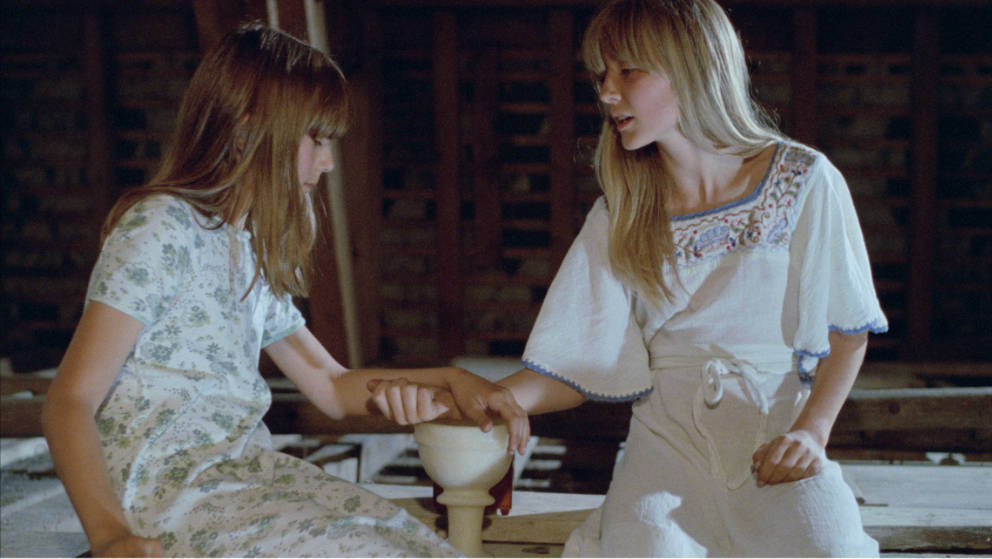 The young Catherine and Hélène swear a blood oath